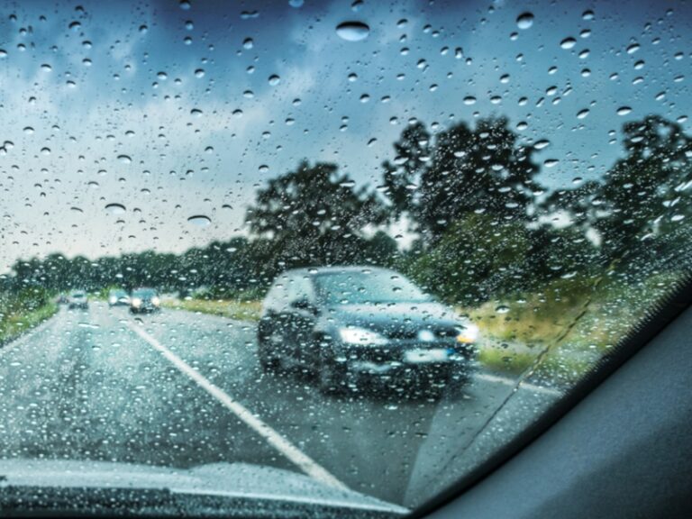 Conduzir à Chuva: 7 Cuidados Essenciais